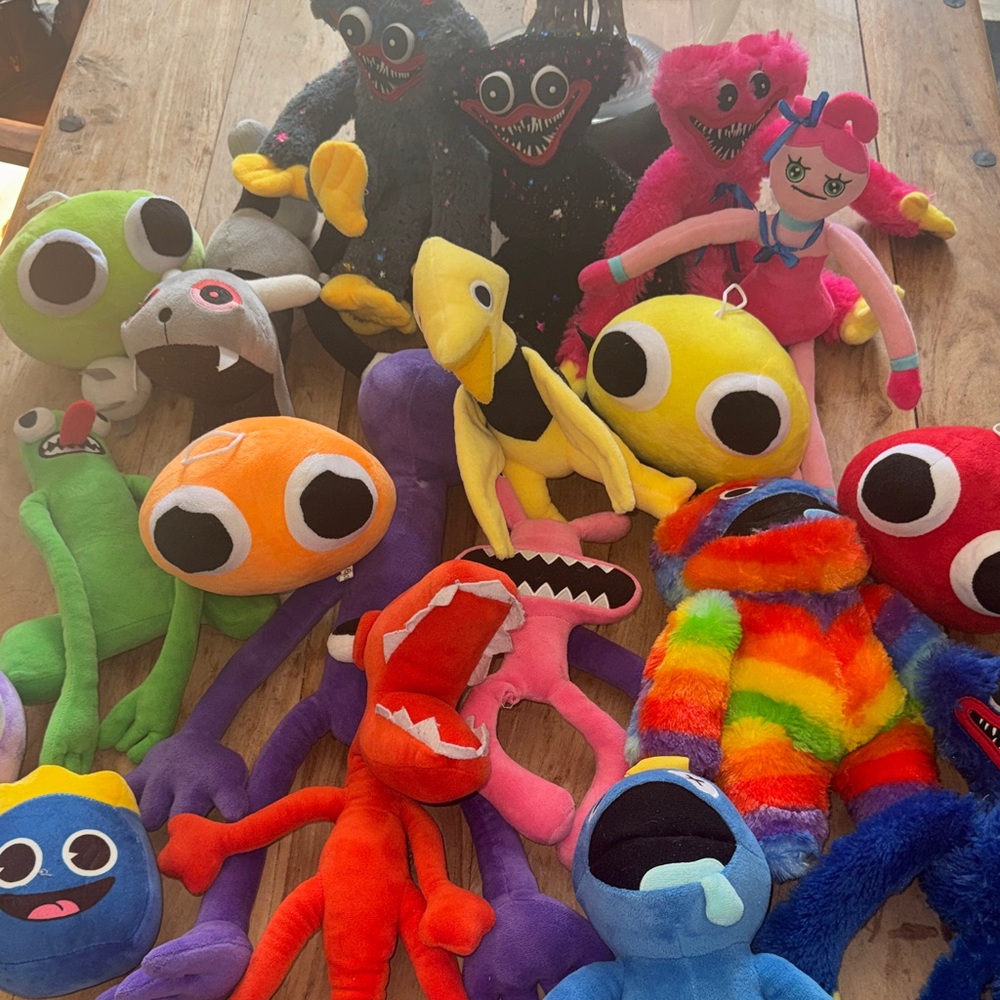 Rainbow Friends and Poppy Playtime Colorful plushie Set (selling as it is)